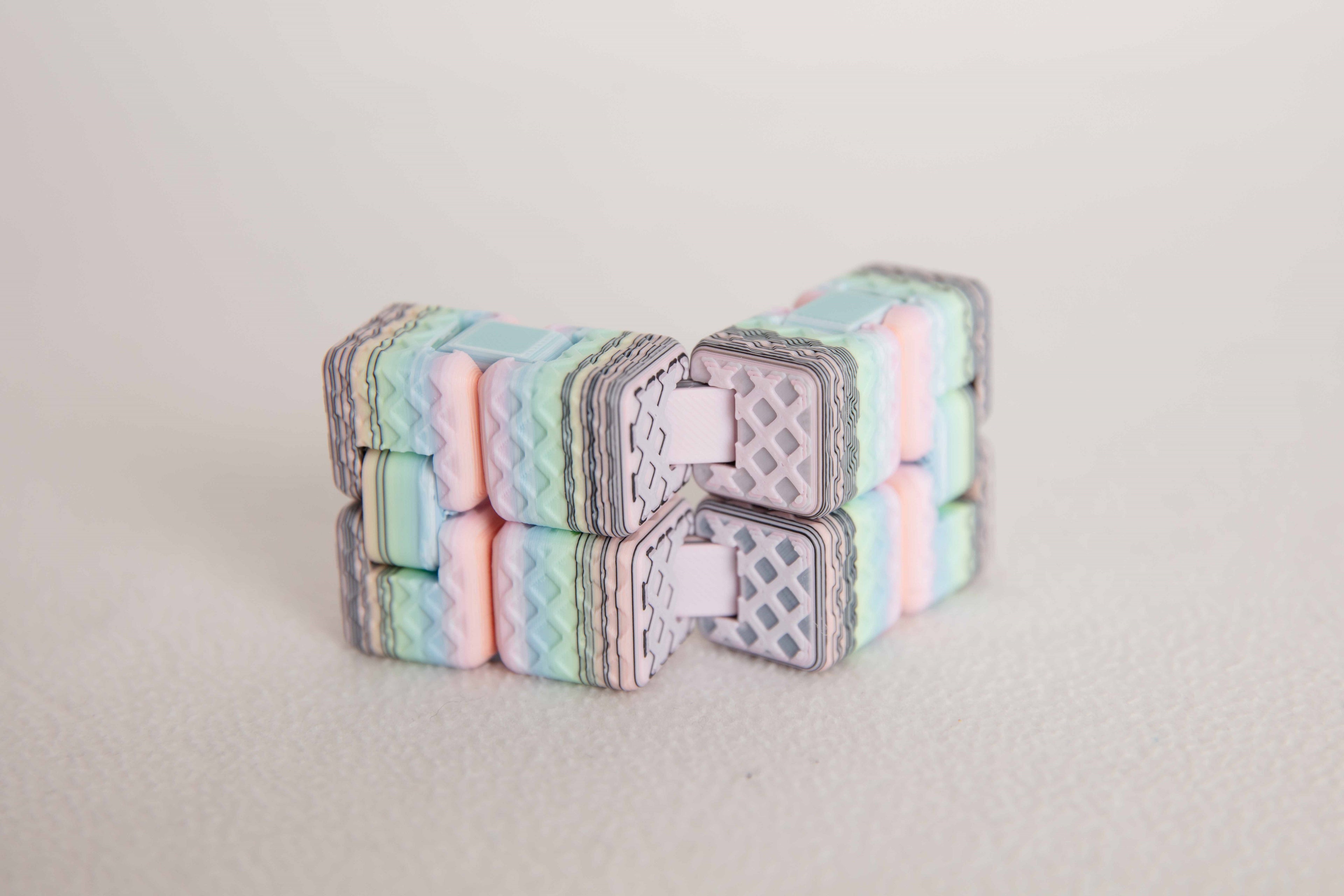 Random Color Infinity Fidget Cube – Endless Folding Stress Toy